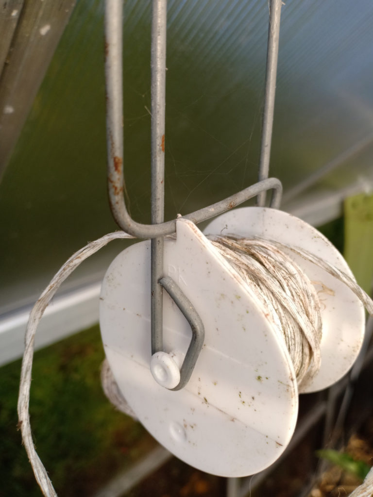 The spool is stopped from unraveling by the retaining lug