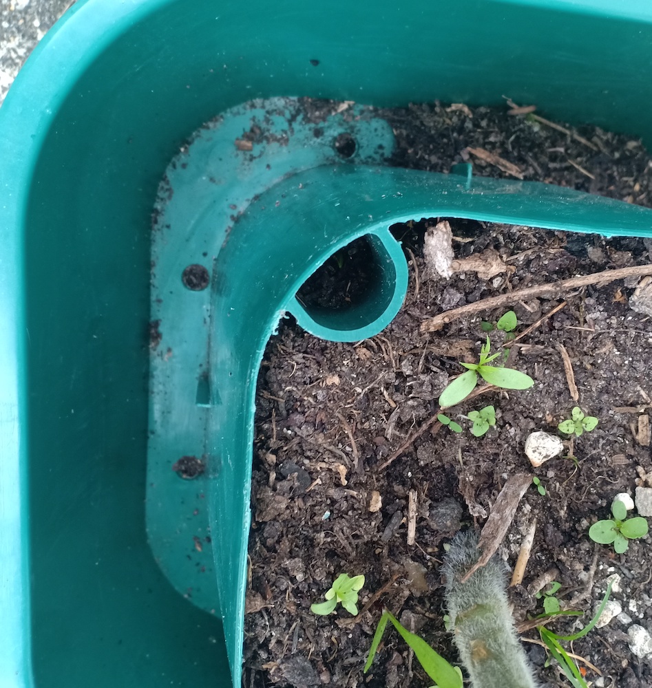 A reservoir around the pot for water, with holes 