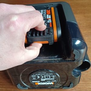 Removing the WA3551 battery from the WX030 vacuum cleaner