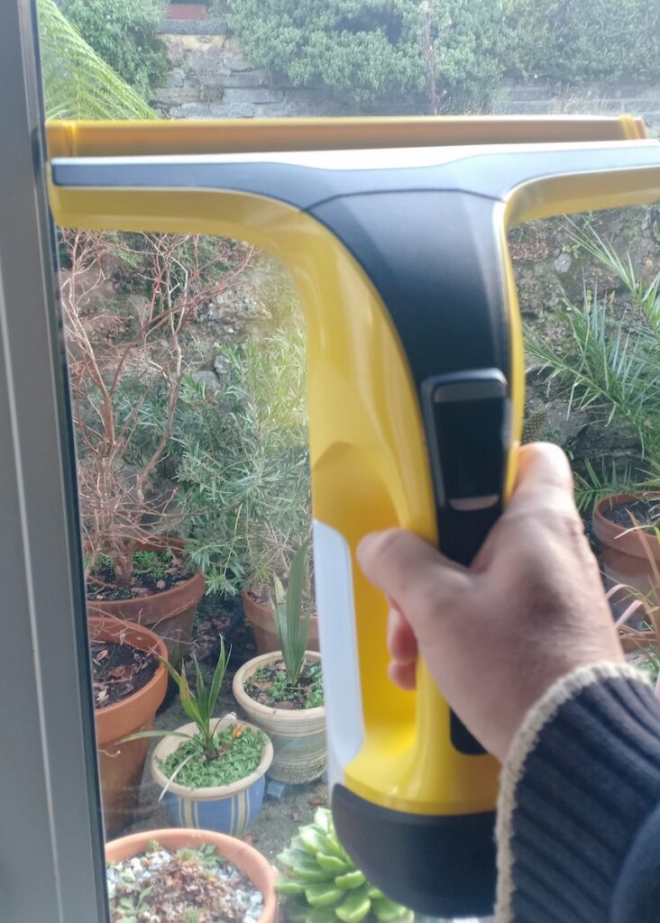 Using the Kärcher WV 6 Window Vac