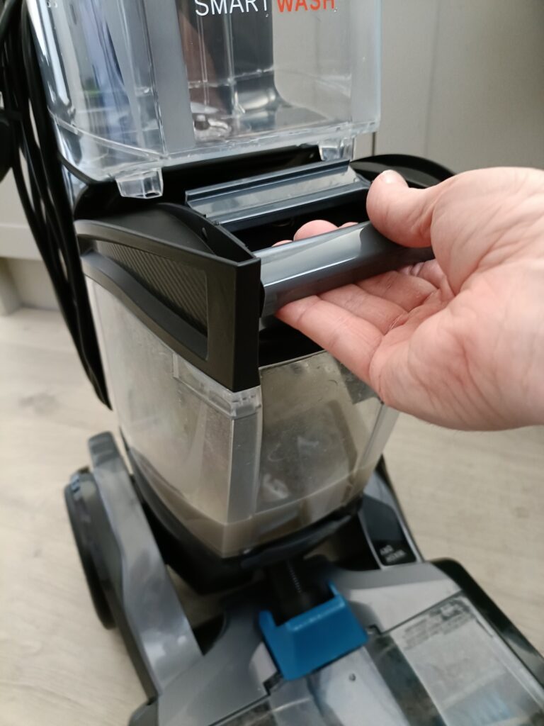 Removing the dirty water container