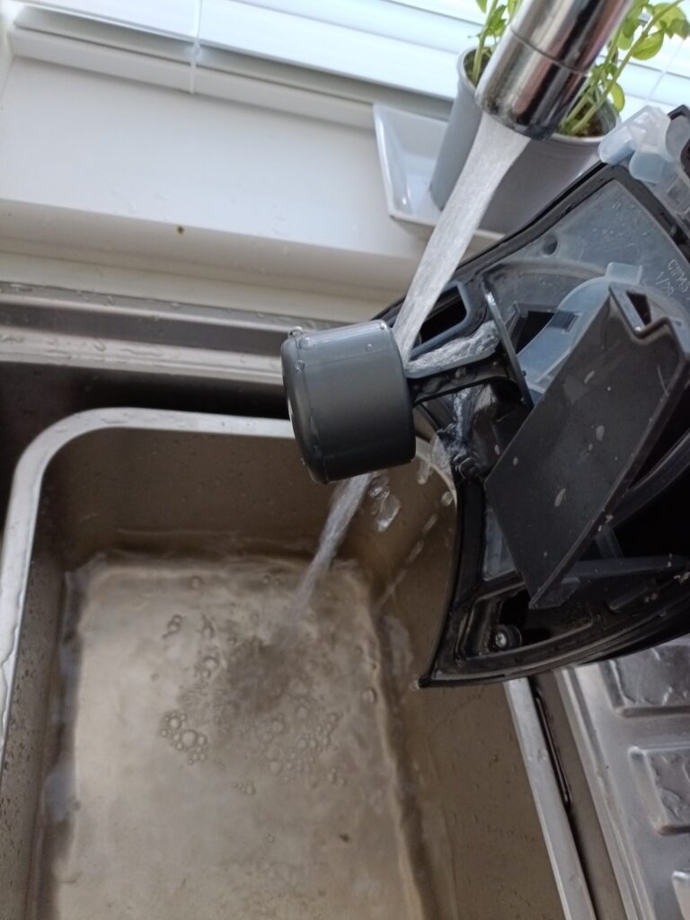 Cleaning the dirty water container lid