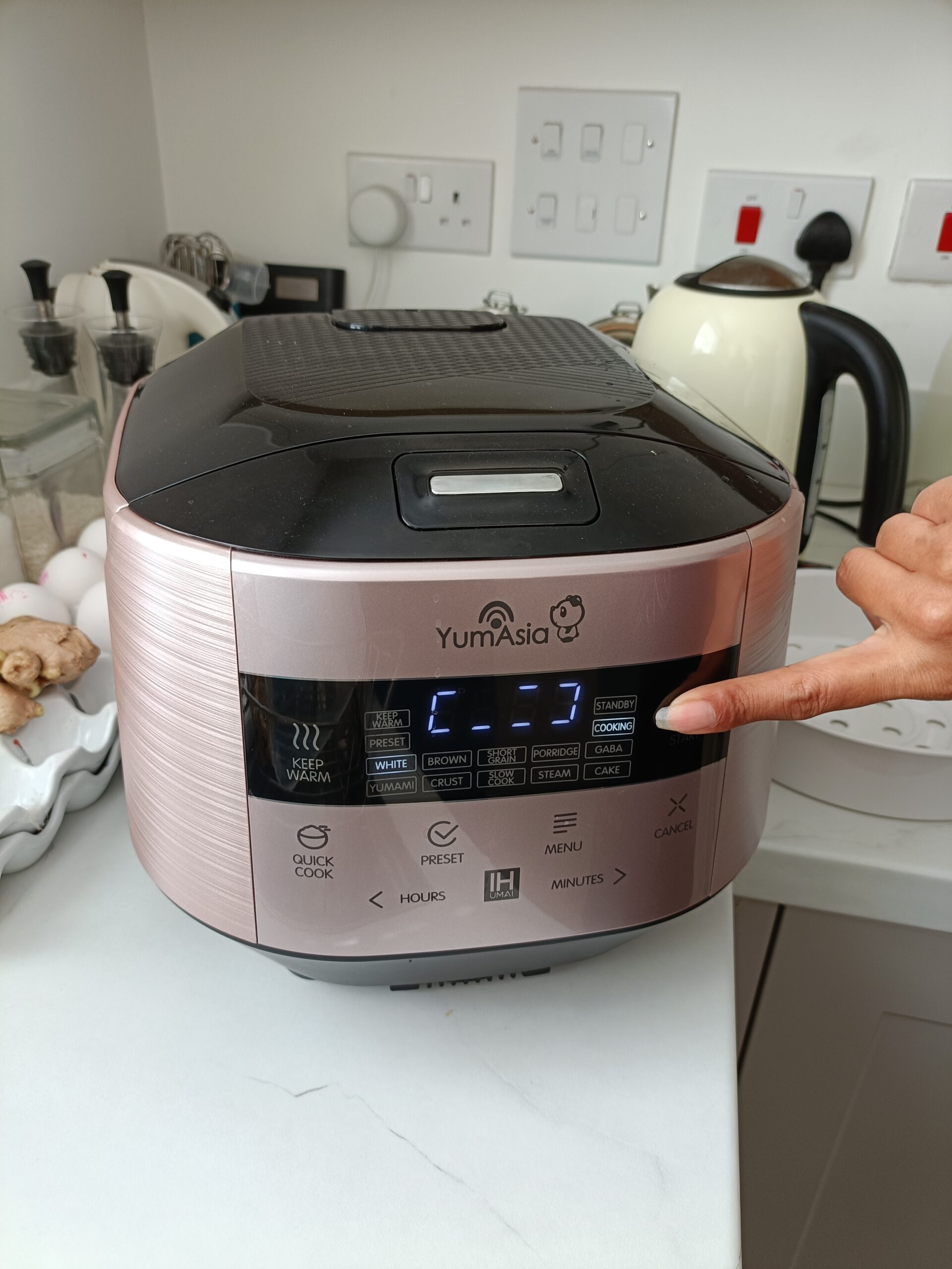 Yum Asia rice cooker display showing cooking in progress