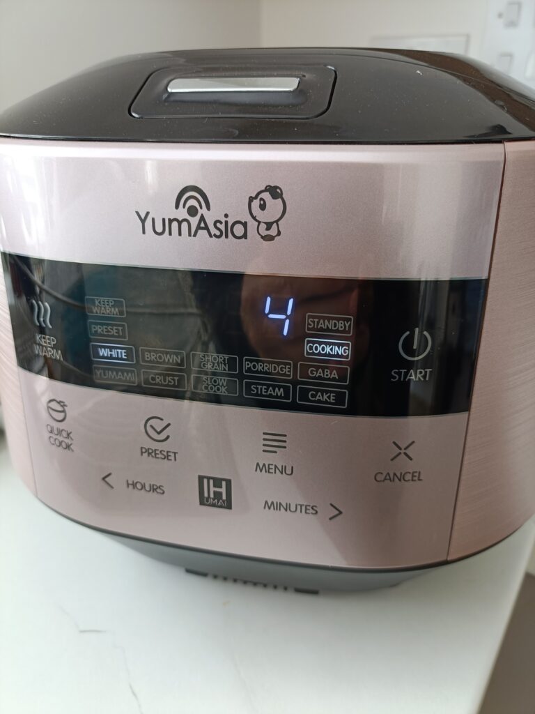 Countdown timer on the rice cooker showing 4 minutes remaining