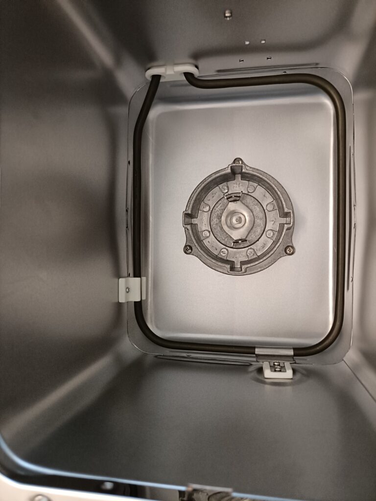 Mechanism within the sage breadmaker to control the kneading blade in the pan 