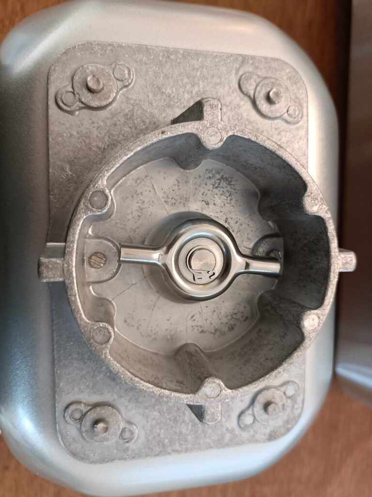 Mechanism under bread pan to control the kneading blade rotation