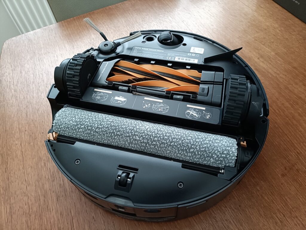 Underneath the MOVA Z60 Ultra Roller Complete