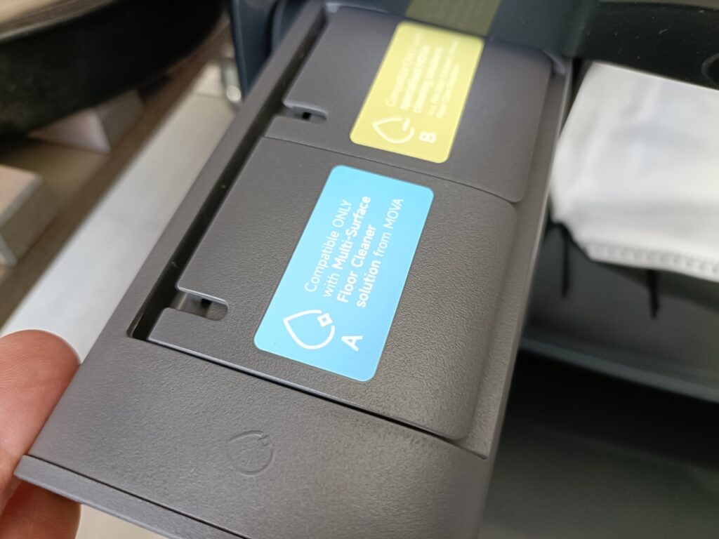 Fluid container in the MOVA Z60 docking station