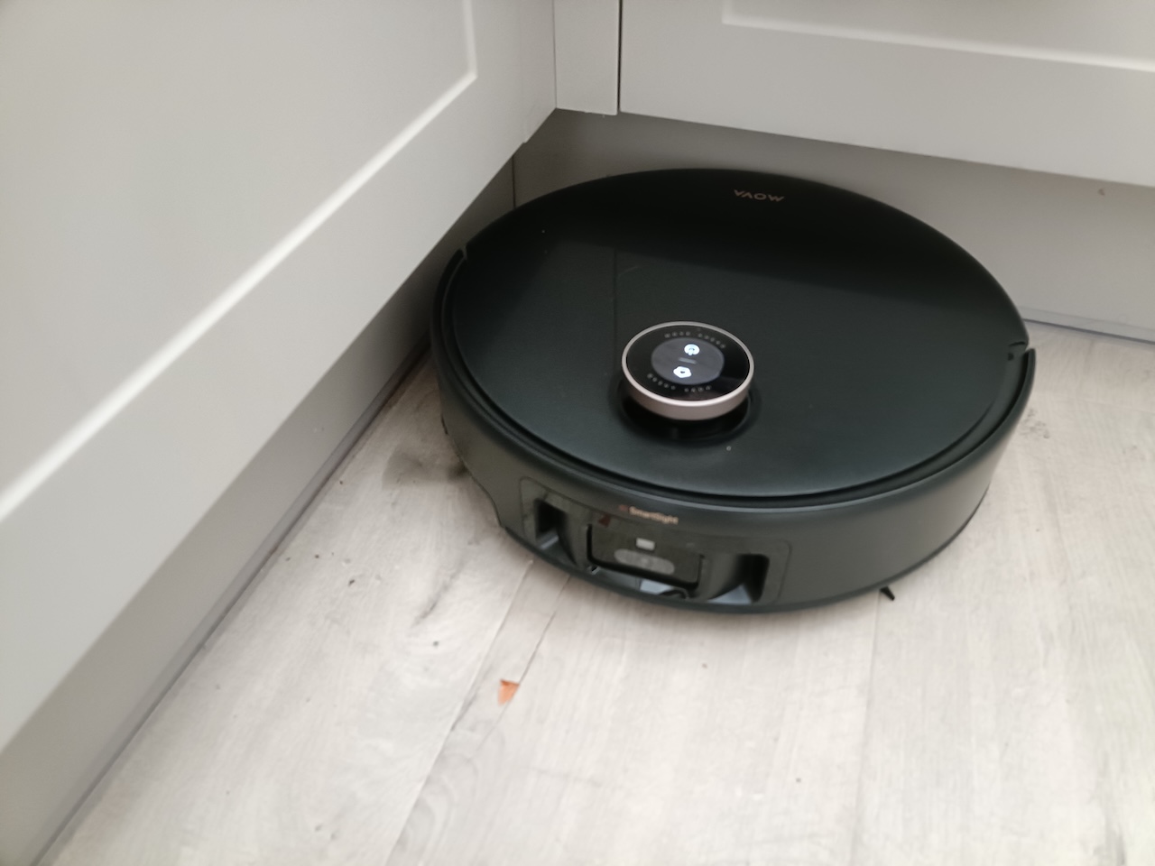 The MOVA Z60 getting into kitchen edges